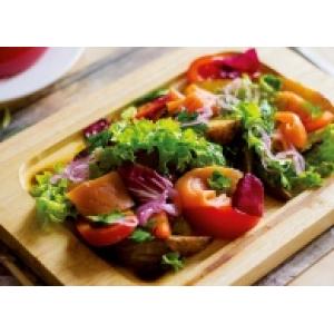 Салат со слабосоленым лососем, сочными томатами и запеченым картофелем